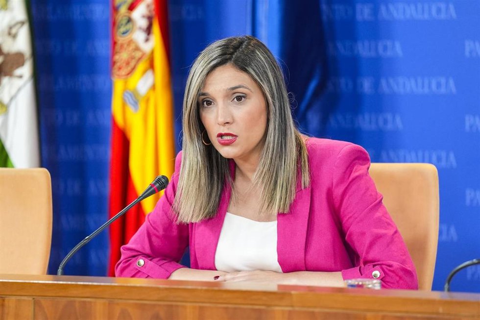 La portavoz del Grupo Parlamentario Socialista, María Márquez, durante la ronda de ruedas de prensa de portavoces de los grupos parlamentarios en el Parlamento de Andalucía, a 14 de mayo de 2025 en Sevilla (Andalucía, España). Los portavoces de los grup