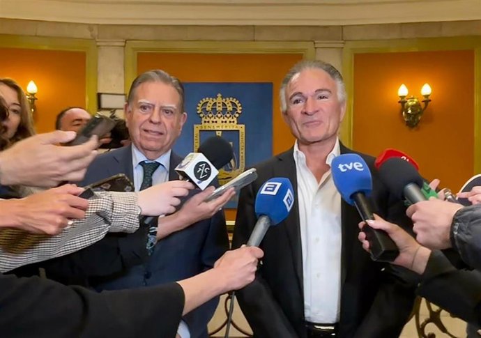 El alcalde de Oviedo, Alfredo Canteli y el presidente de la Fundación Libertad y Desarrollo, Dionisio Gutiérrez, mantienen una reunión para hablar, entre otros asuntos, sobre el VI Encuentro Ciudadano que se celebrará el 22 de mayo en el Teatro Campoamor.