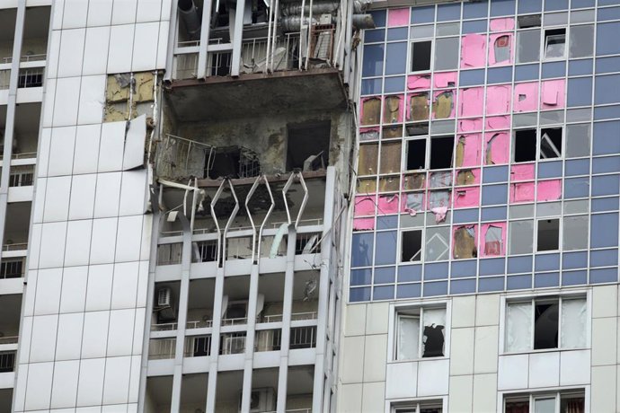 Edificio dañado por un ataque ruso en Kiev, capital de Ucrania