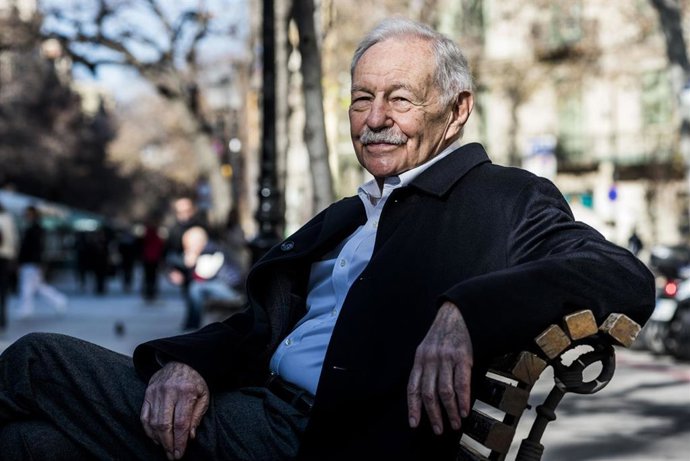 Archivo - El escritor Eduardo Mendoza posa antes de la presentación de la novela 'Tres enigmas para la Organización', a 24 de enero de 2024, en Barcelona.