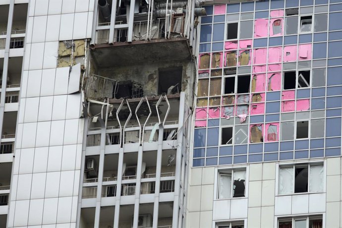7 de maio de 2025, Kiev, Ucrânia: Um prédio residencial de vários andares no distrito de Dniprovskyi é danificado por um ataque de drone russo, em Kiev, Ucrânia, em 7 de maio de 2025