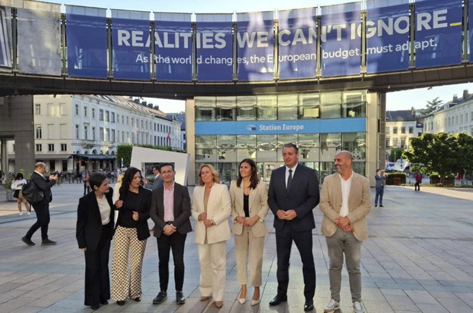 La  vicepresidenta primera de Territorio, Igualdad y Cultura de la Diputación de Cáceres, Esther Gutiérrez, segunda por la izquierda, tras participar en una reunión de Partenalia en Bruselas