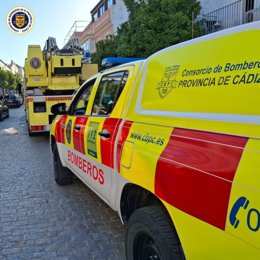 Vehículos del Consorcio de Bomberos de la provincia de Cádiz en una salida por un incendio en Sanlúcar de Barrameda.