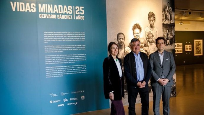 Archivo - El director general de Cultura, Roberto Iturriaga, junto a la concejala de Cultura del Ayuntamiento de Logroño, Rosa Fernández, y el fotoperiodista, Gervasio Sánchez, presentan la exposición ‘Vidas Minadas. 25 años’