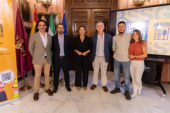 Silvia Pozo, en el centro, en la presentación de la quinta edición de la Ruta Gastronómica Sin Gluten, en el Ayuntamiento.