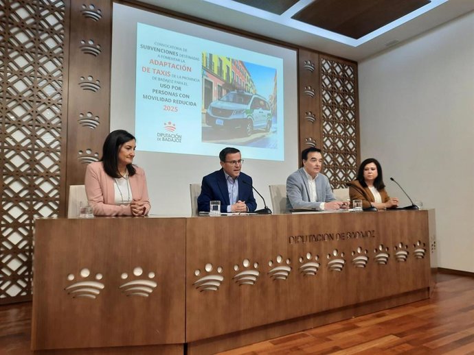 El presidente de la Diputación de Badajoz, Miguel Ángel Gallardo, interviene en la presentación de una convocatoria de subvenciones para adaptar taxis a las personas con movilidad reducida