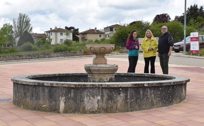 De izda a dcha, Romero, De Gregorio y Bermejo en la reformada plaza de Abejar (Soria).