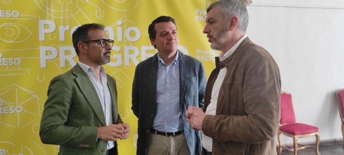 Óskar Martín (dcha.) habla con Félix Romero (izda.) y José María Bellido (centro), en la Diputación de Córdoba.