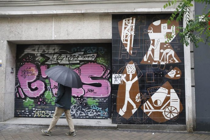 El Ayuntamiento suspende un año obras en la fachada de Santa Cruz de Marcenado 9 para proteger el mural de César Manrique