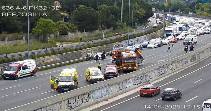 Archivo - Rentenciones en la salida por la A-6 en Torrelodones tras un accidente
