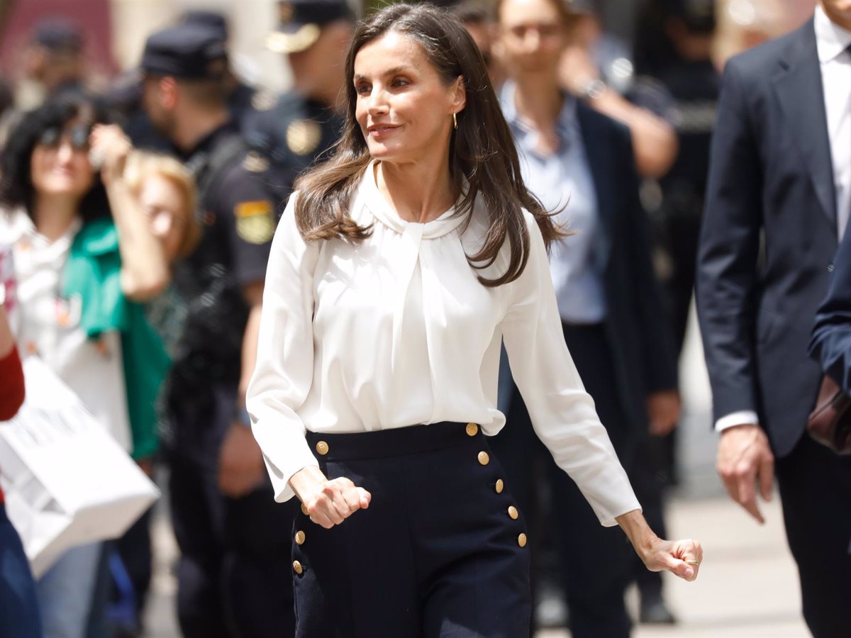 La Reina Letizia estrena los pantalones marineros más  chic  ¡Y arrasa!