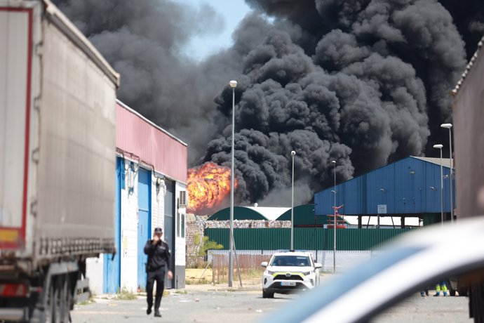 Columna de humo del lugar donde se ha producido el accidente. A 14 de mayo de 2025 en Alcalá de Guadaira, Sevilla (Andalucía, España). 