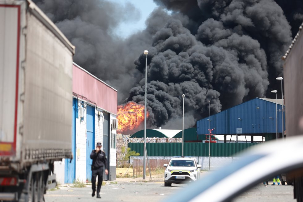 Columna de humo del lugar donde se ha producido el accidente. A 14 de mayo de 2025 en Alcalá de Guadaira, Sevilla (Andalucía, España). 