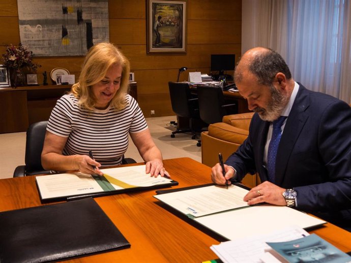 La presidenta del Parlamento de Cantabria, María José González Revuelta, y el rector de la Universidad Europea del Atlántico, Rubén Calderón