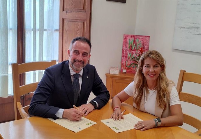 El conseller de Vivienda, Territorio y Movilidad, José Luís Mateo, y la alcaldesa de Andratx, Estefanía Gonzalvo, firman el convenio de colaboración.