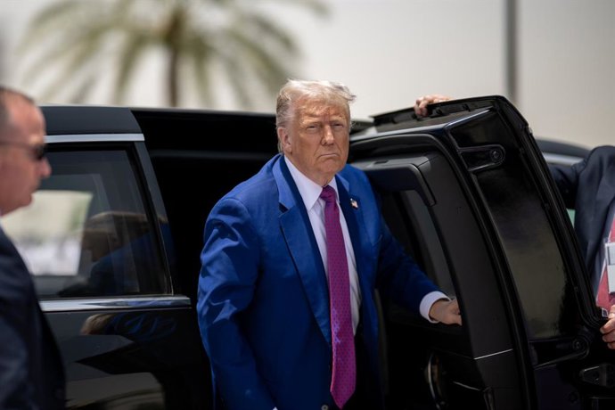 13 de maio de 2025, Riad, Riad, Arábia Saudita: O presidente dos EUA, Donald Trump, chega à Arábia Saudita e se reúne com o príncipe herdeiro saudita, Mohammed bin Salman, em Riad, Arábia Saudita, em 13 de maio
