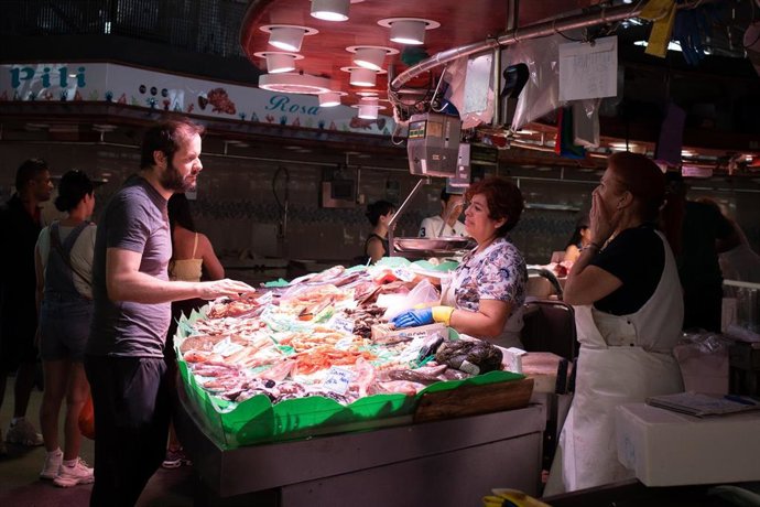 Archivo - Una persona compra en el mercado de la Boquería.