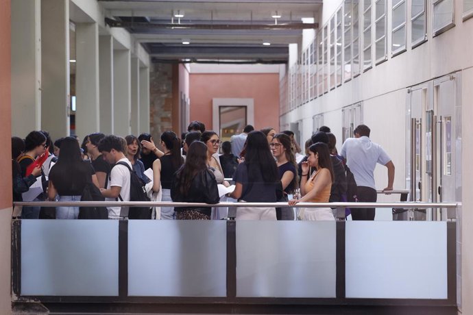 Archivo - Arxiu - Estudiants abans d'entrar a un examen de Selectivitat (arxiu)