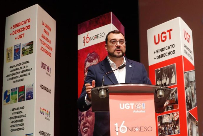 El presidente del Principado, Adrián Barbón, durante la clausura dell Congreso de UGT.