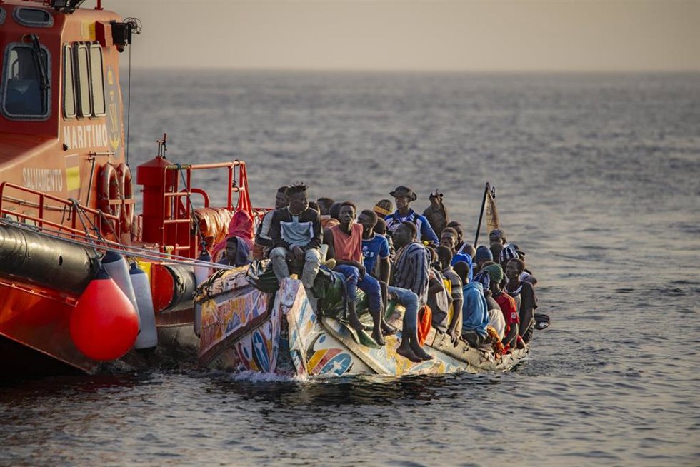 Archivo - Decenas de migrantes rescatados por Salvamento Marítimo cerca del Puerto de la Restinga