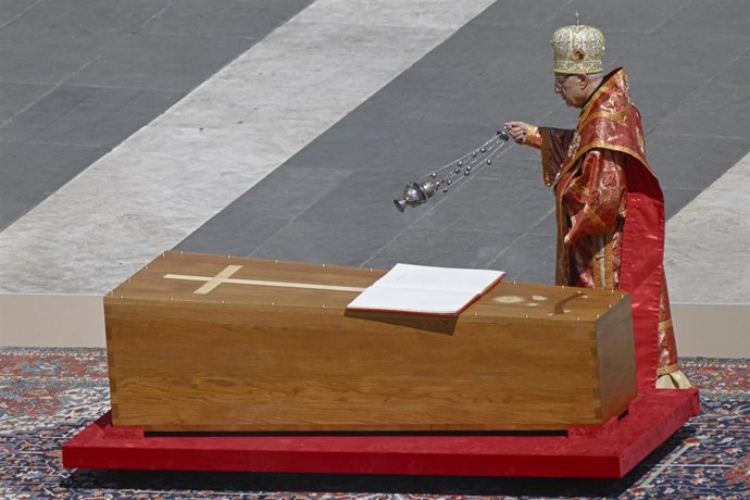 El féretro del Papa durante el funeral, en la plaza de San Pedro, a 26 de abril de 2025, en Ciudad del Vaticano. 