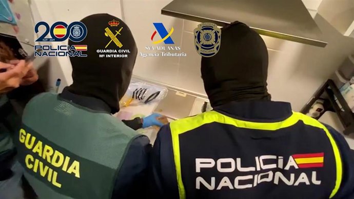 Archivo - Agentes de la Guardia Civil y de la Policía Nacional en un operación conjunta en una imagen de archivo.