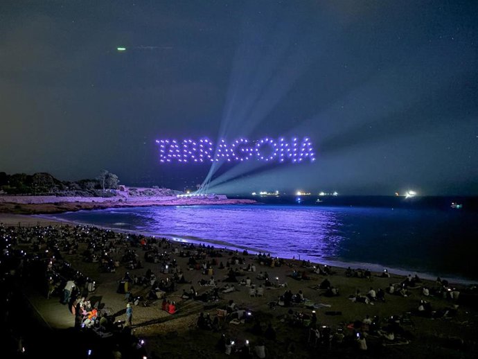 Espectáculo de drones en el marco del concurso internacional de fuegos artificiales Ciutat de Tarragona.