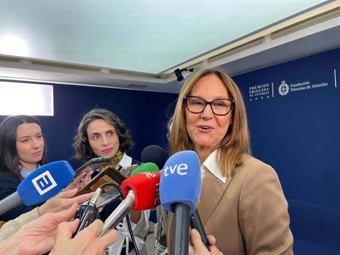 La escritora María Dueñas tras el fallo del Premio Princesa de Asturias de las Letras 2025.