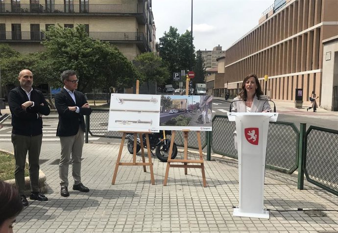 A alcaldesa de Zaragoza, Natalia Chueca, explica la reforma de la calle Pedro Cerbuna
