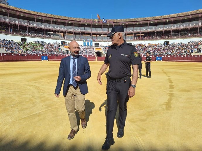 El subdelegado del Gobierno en Málaga, Javier Salas,en un acto de la Policía Nacional con escolares en la plaza de toros de Málaga.