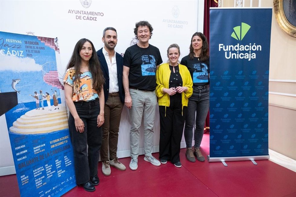 La teniente de alcalde de Cultura del Ayuntamiento de Cádiz, Maite González, el responsable de la Fundación Unicaja en Cádiz, Javier Vela, los promotores Marina Fernández y Pepe Dorado, y la artista Paz Ramos, presentan JazzCádiz