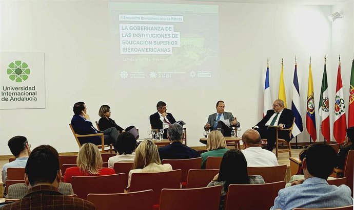 Imagen de la mesa redonda sobre 'Modelos de gobernanza de las Instituciones de Educación Superior en Iberoamérica' celebrada en la sede Santa María de La Rábida (Huelva) de la UNIA.