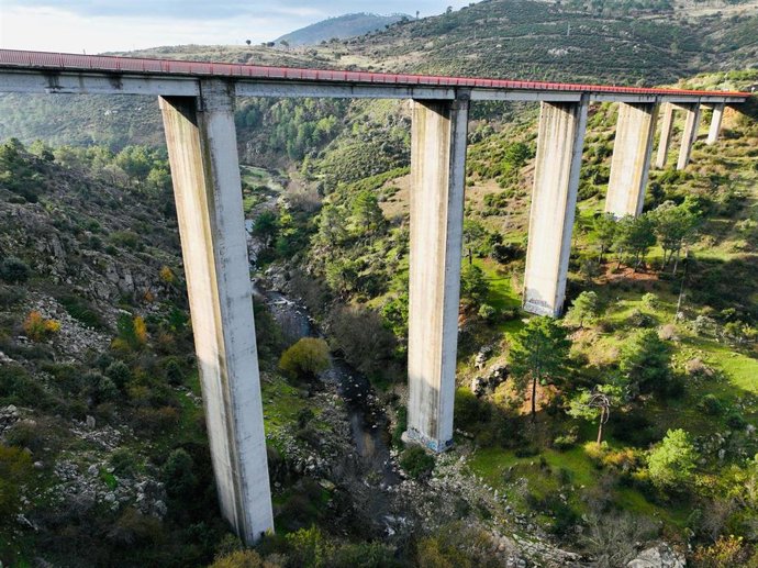 La Comunidad inicia las obras de rehabilitación del viaducto sobre el río Cofio en la carretera M-505