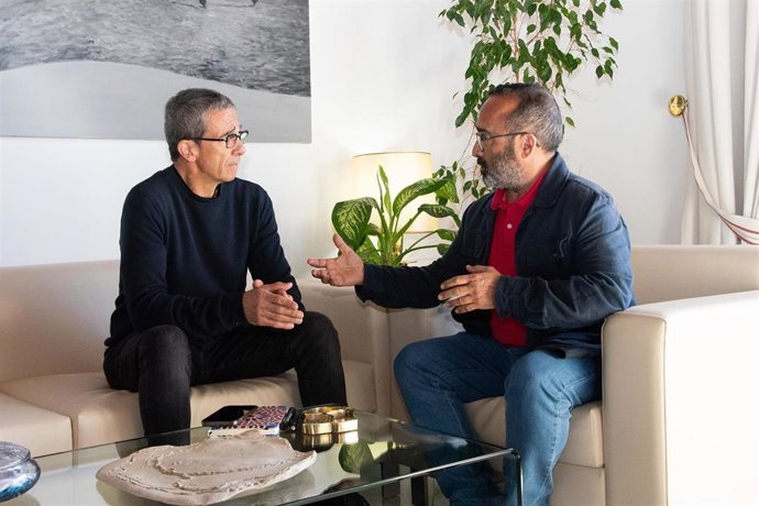 El presidente de la Diputación de Cáceres, Miguel Ángel Morales, y el sobrino-nieto de Miguel de Molina, Alejandro Salade