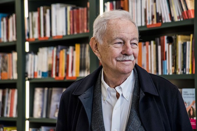 Archivo - Arquivo - O escritor Eduardo Mendoza posa durante a apresentação do romance 'Tres enigmas para la Organización', na Casa del Libro em Barcelona, em 24 de janeiro de 2024, em Barcelona, Catalunha (Espanha). O livro conta a história de uma organiz