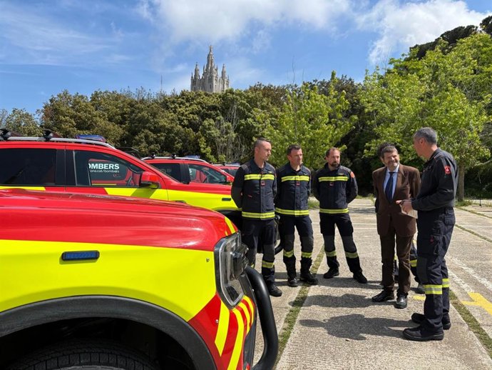 El tercer teniente de alcaldía de Seguridad, Albert Batlle, junto a los nuevos vehículos de Bombers de Barcelona