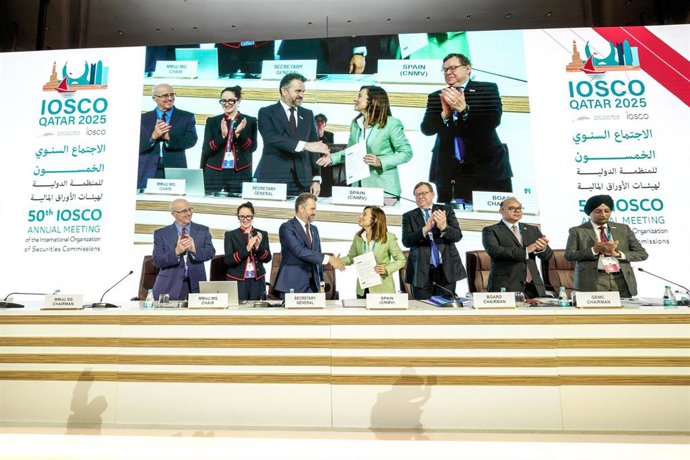 La CNMV firma el memorando mejorado de Iosco en pro de la cooperación internacional de la mano de la vicepresidenta de la CNMV, Paloma Marín, y el secretario general de Iosco, Rodrigo Buenaventura.