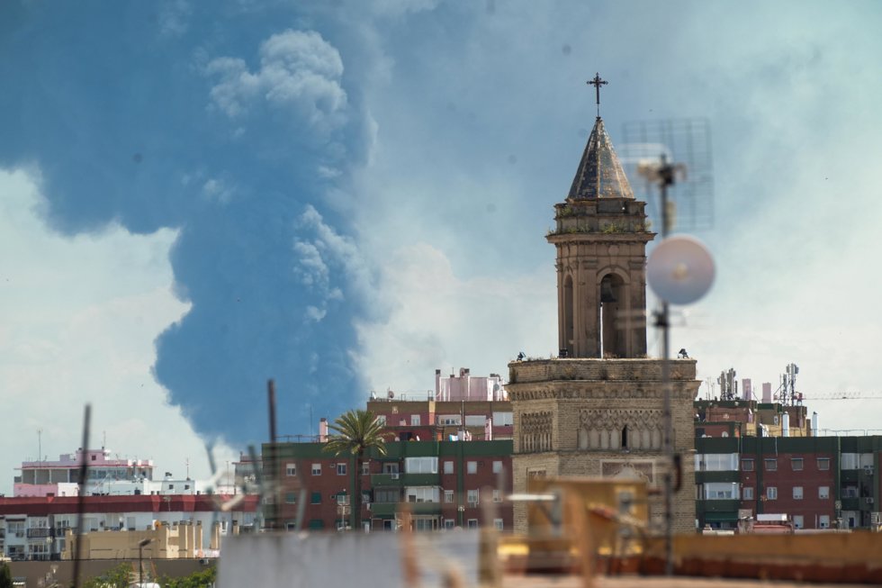 Imagen de la columna de humo que ha levantado el incendio