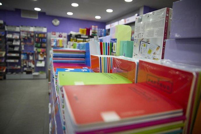 Archivo - Arquivo - Cadernos e demais material escolar, na papelería Folder Hermosilla, a 24 de agosto de 2024, en Madrid (España). As familias gastarán 491,9? por neno en 'a volta ao cole' deste 2024, segundo un estudo realizado por idealo.é. Os libros d