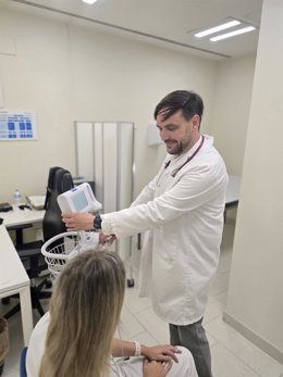 El coordinador de Urgencias en el Hospital Vithas Granada, Pedro Echeverria, en una consulta