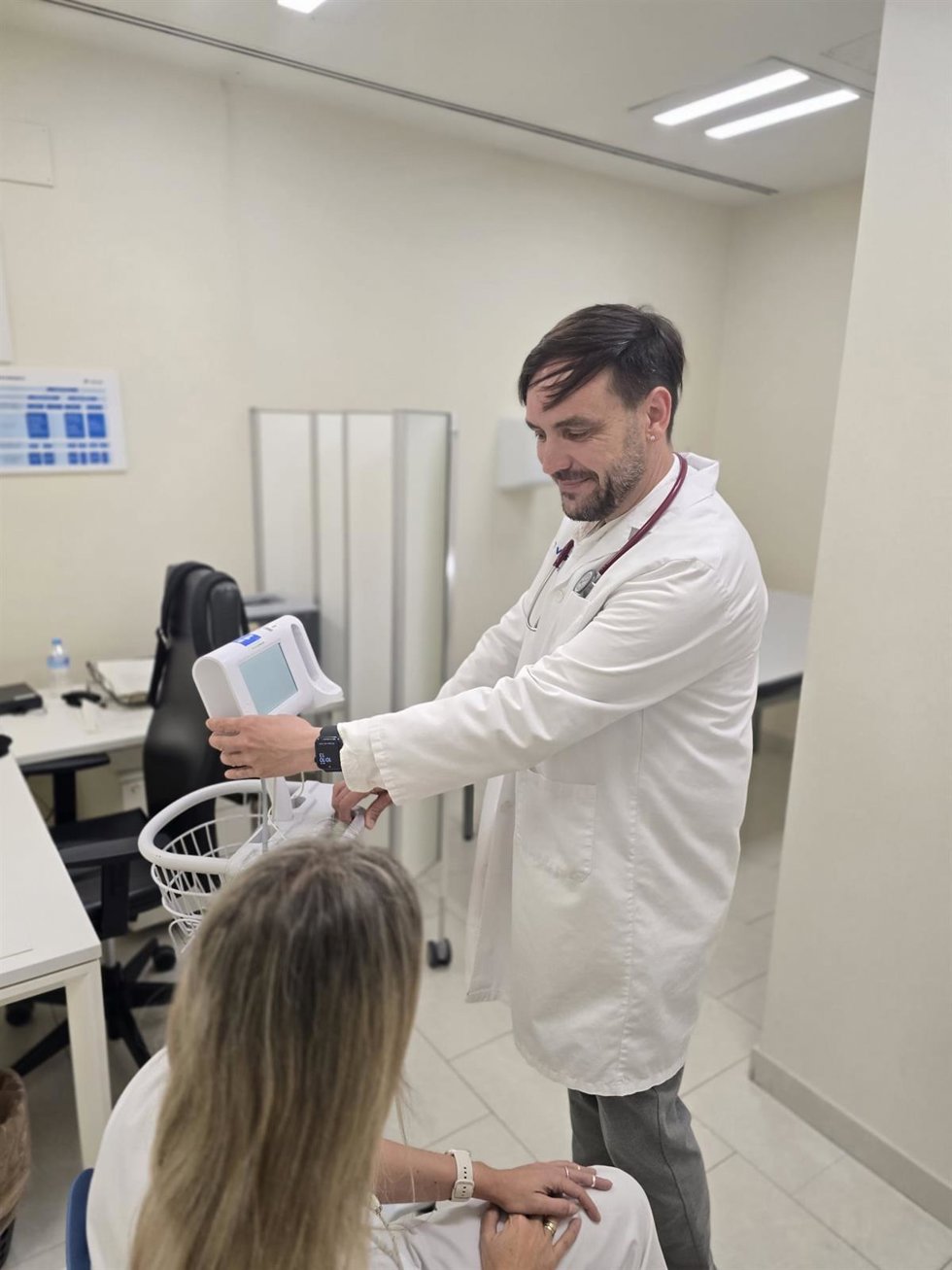 El coordinador de Urgencias en el Hospital Vithas Granada, Pedro Echeverria, en una consulta