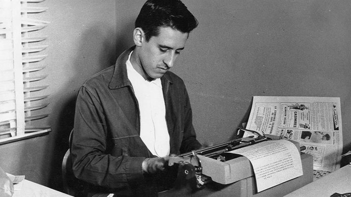 El Instituto Cervantes ha abierto la Caja de las Letras para recibir el legado del poeta Roque Dalton.