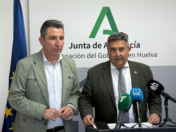 El delegado de la Junta en Huelva, José Manuel Correa, junto al delegado de Agricultura, Agua, Pesca y Desarrollo Rural, Álvaro Burgos.