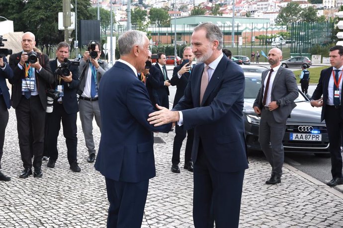 El Rey Felipe VI saluda al presidente de Portugal, Marcelo Rebelo de Sousa, a su llegada al foro COTEC Europa en Coimbra