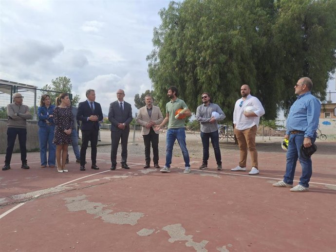 El consejero de Educación y Formación Profesional, Víctor Marín, y el alcalde de Lorca, Fulgencio Gil, visitan el colegio Alfonso García López de Purias (Lorca), donde se repararán las pistas deportivas
