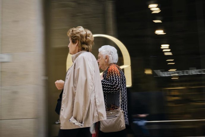 Archivo - Dos señoras conversan mientras caminan por una de las calles de la ciudad, a 15 de mayo de 2023, en Ourense, Galicia (España). El Consejo de Ministros ha acordado el diseño de un programa destinado a fomentar que las personas mayores de 65 años 