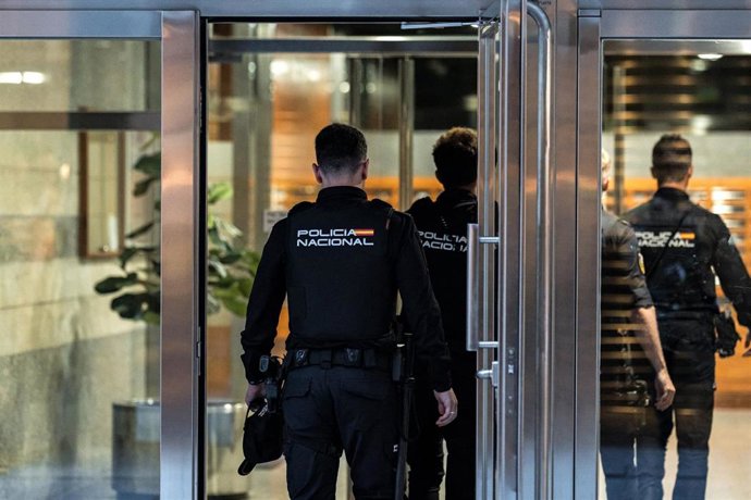 Archivo - Varios agentes de Policía Nacional entran al lugar donde han sucedido los hechos, en la Plaza de los Cubos, a 15 de octubre de 2024, en Madrid (España).