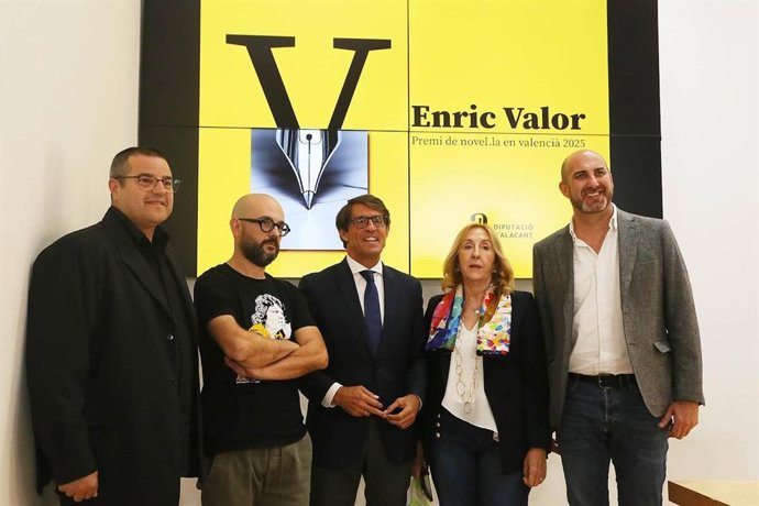 El castellonense Jordi Colonques se alza con el XXX Premi Enric Valor de Novel·la con su obra 'Carnívora'