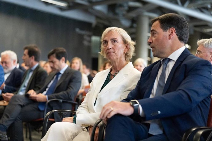 El Lehendakari, Imanol Pradales, junto a la, hasta hoy, presidenta de Cebek, Carolina Pérez Toledo