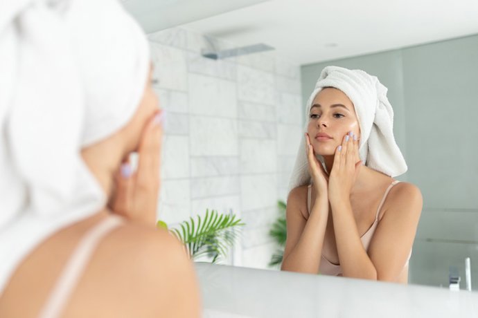Archivo - Arquivo - Rotina de limpeza facial.